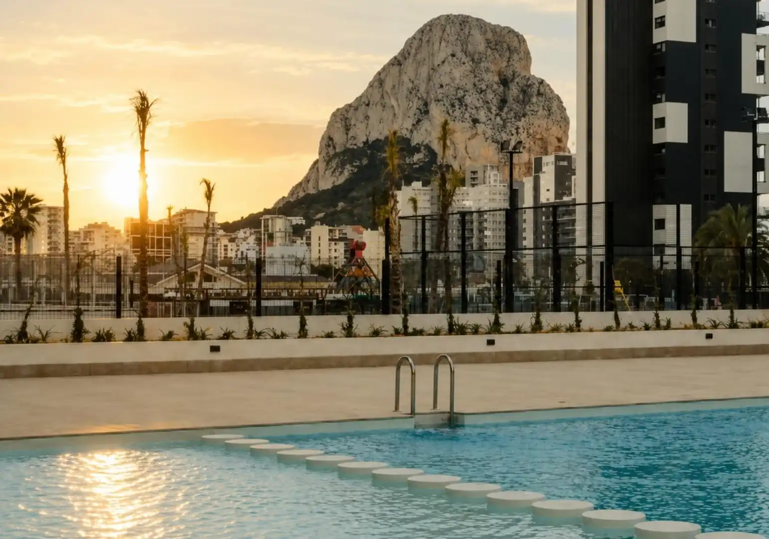 Penthouse with pool for sale in Marisol Park - Ortembach - Los Almendros