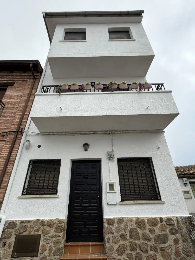Vista exterior de Casa o chalet en venta en Navamorcuende con Calefacción, Terraza y Amueblado