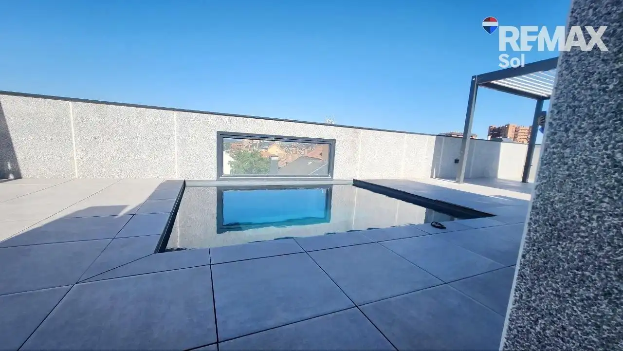 Piscina de Pis de lloguer en Madrid amb Aire condicionat, Calefacció i Moblat