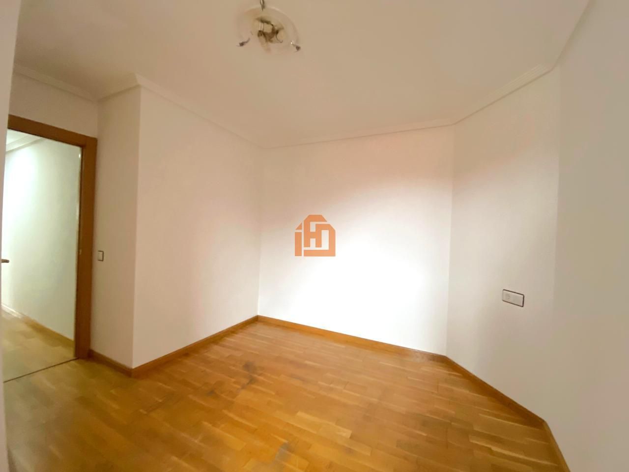 Dormitori de Pis en venda en León Capital  amb Calefacció, Parquet i Terrassa