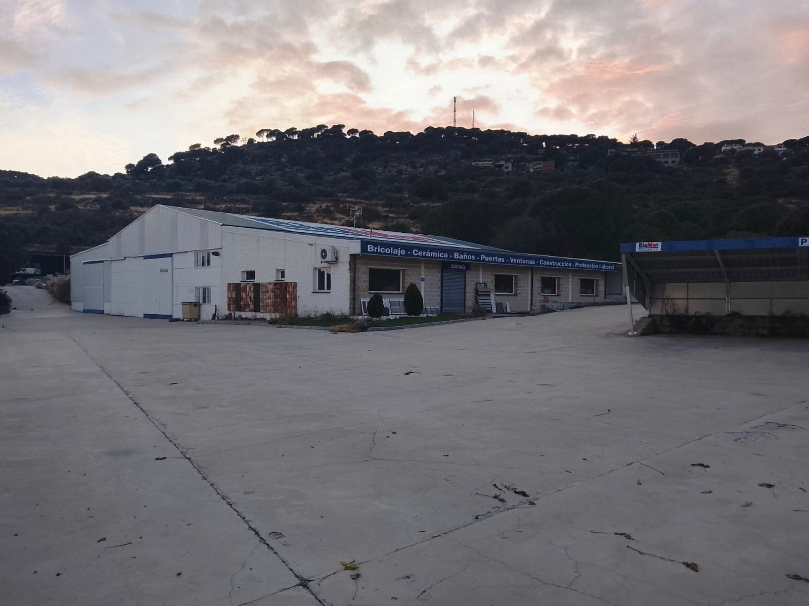 Exterior view of Industrial buildings for sale in El Hoyo de Pinares 