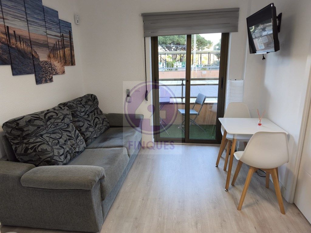 Sala d'estar de Apartament de lloguer en Castell-Platja d'Aro amb Aire condicionat i Piscina