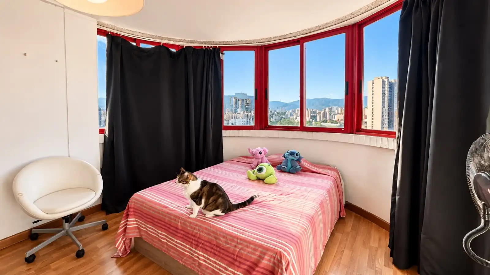 Dormitori de Apartament de lloguer en Benidorm amb Aire condicionat, Piscina i Moblat