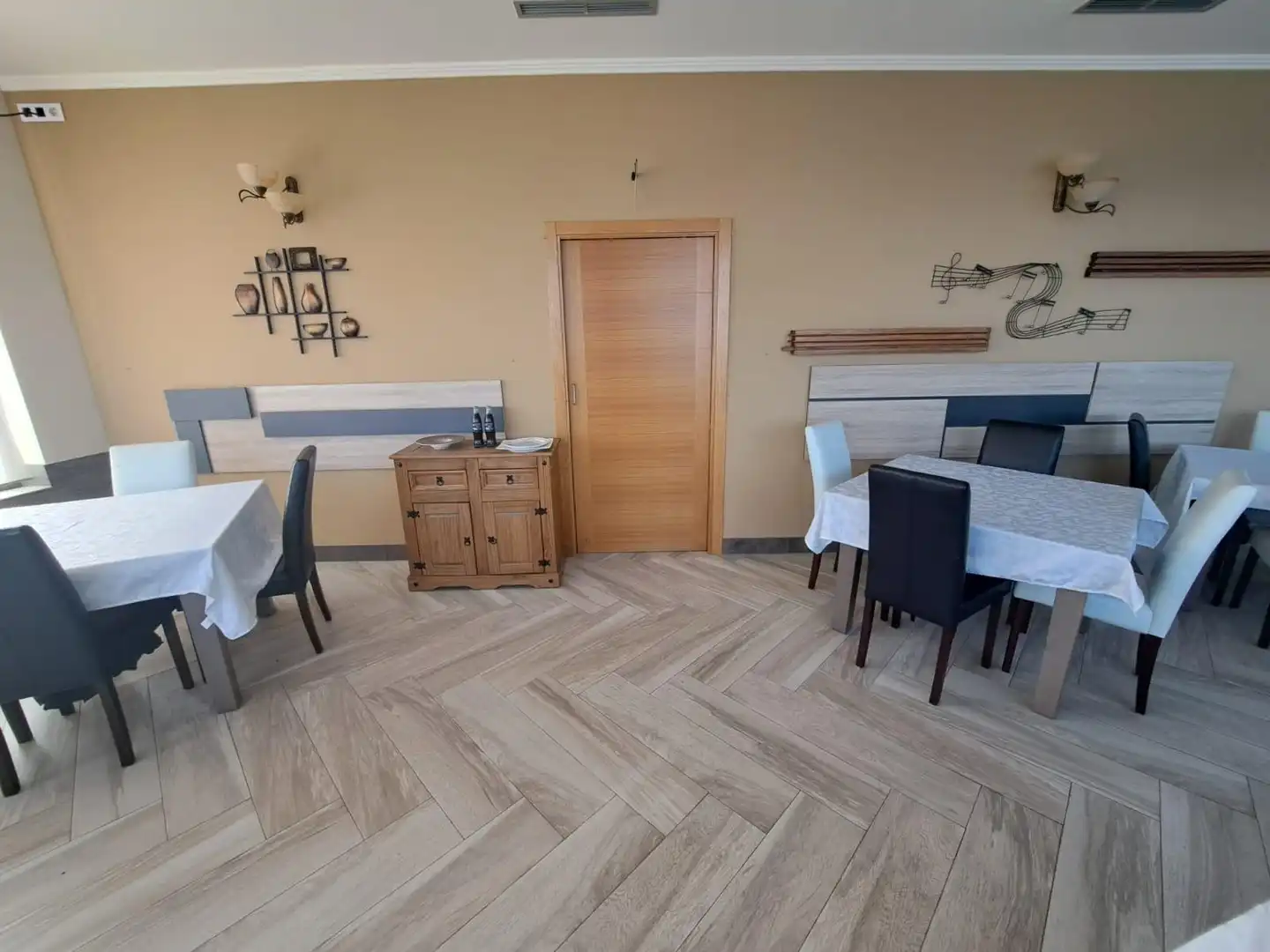 Esszimmer von Geschaftsraum zur Miete in Ribeira mit Klimaanlage und Möbliert