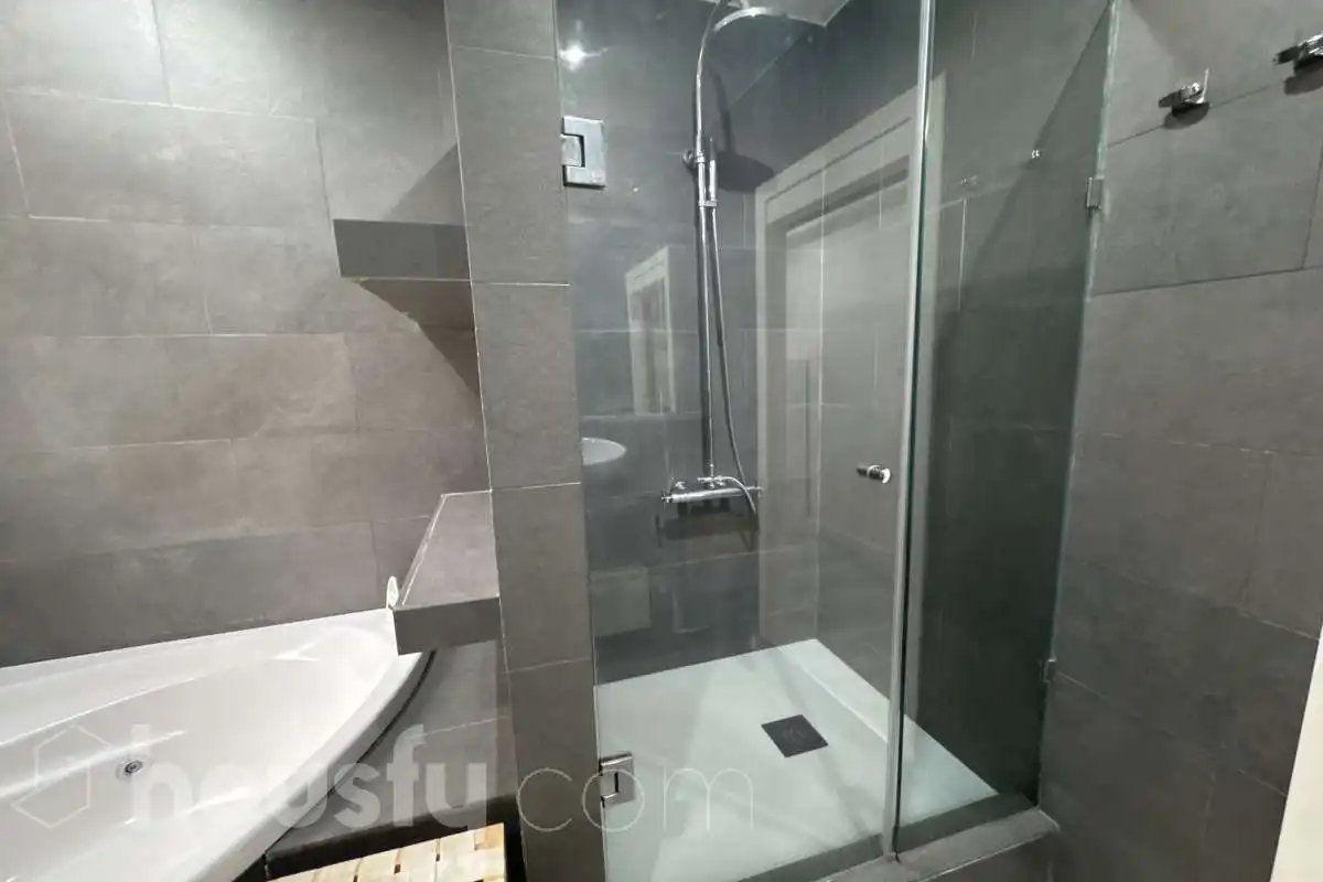 Bathroom of Flat for rent in Madrid  with Air Conditioner, Heating and Parquet flooring