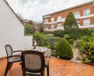 Jardí de Casa adosada en venda en Sant Cugat del Vallès amb Aire condicionat, Calefacció i Jardí privat