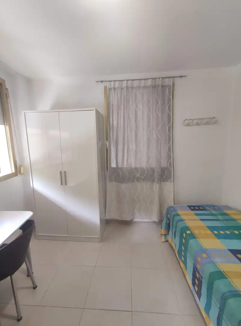Room in Plaza Crevillente - Antiguos Juzgados - El Asilo