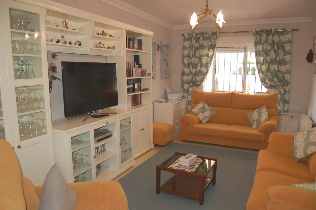 Wohnzimmer von Einfamilien-Reihenhaus zum Verkauf in Nerja mit Klimaanlage, Heizung und Terrasse