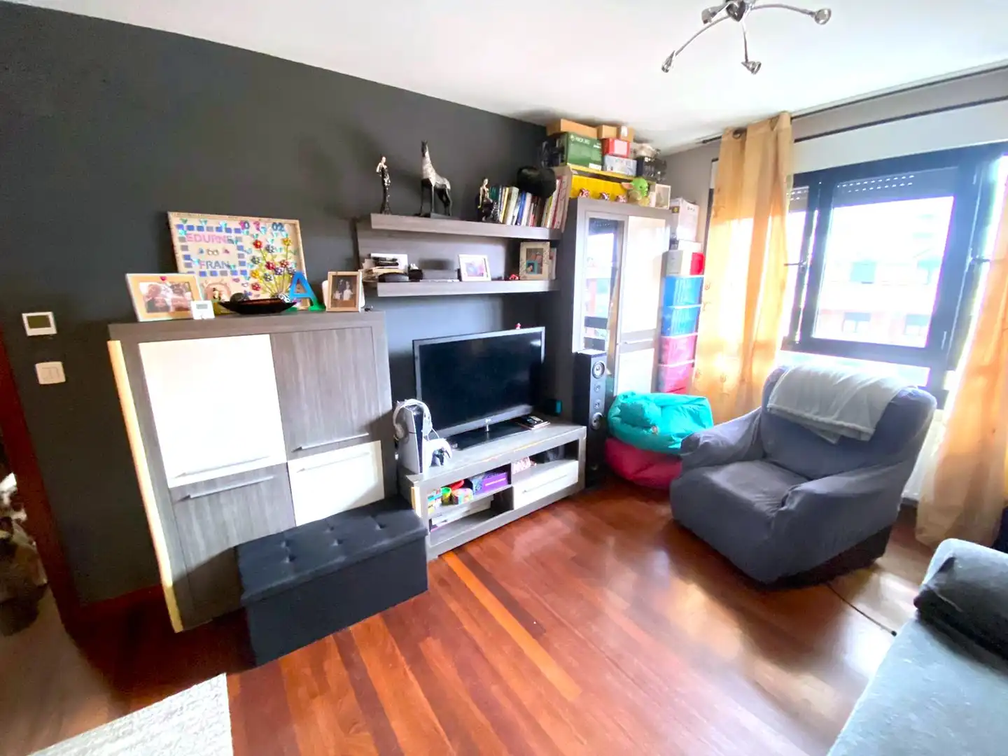 Sala de estar de Piso en venta en Castro-Urdiales con Calefacción, Jardín privado y Parquet