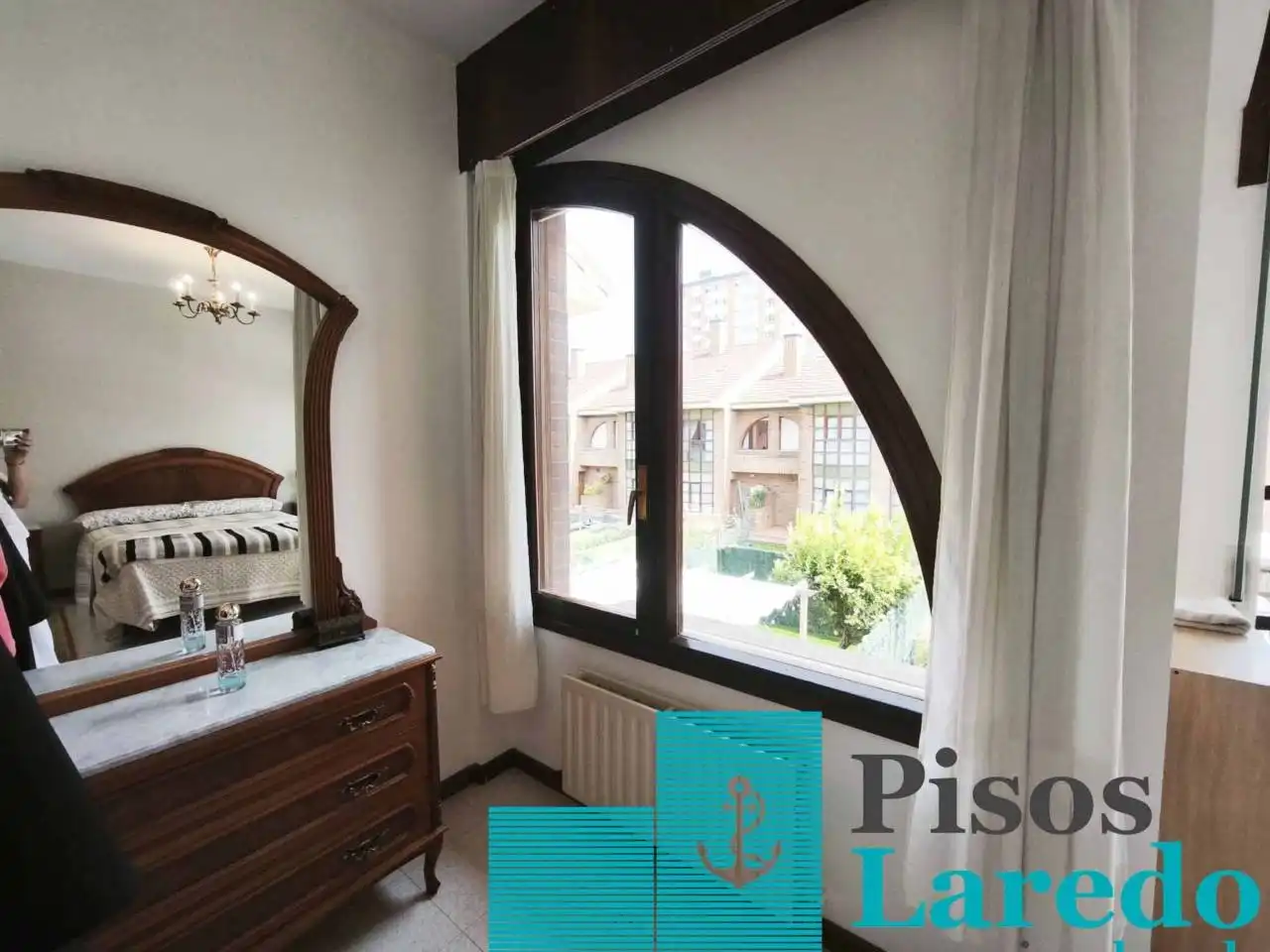 Dormitori de Casa adosada en venda en Laredo amb Calefacció, Jardí privat i Parquet
