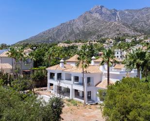 Vista exterior de Casa o xalet en venda en Marbella amb Aire condicionat, Terrassa i Piscina