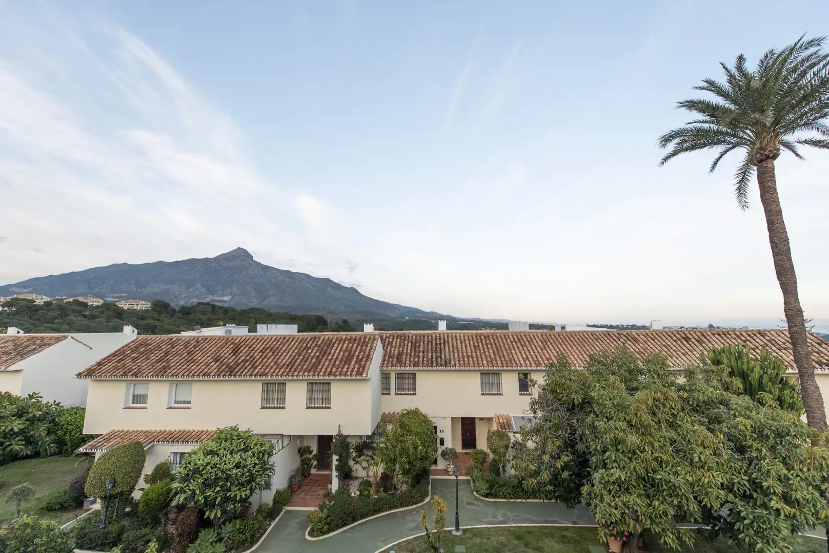 Vista exterior de Casa adosada en venda en Marbella amb Terrassa, Piscina i Piscina comunitària