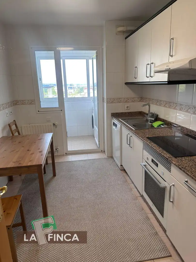 Cuina de Pis en venda en Oviedo  amb Calefacció, Parquet i Traster