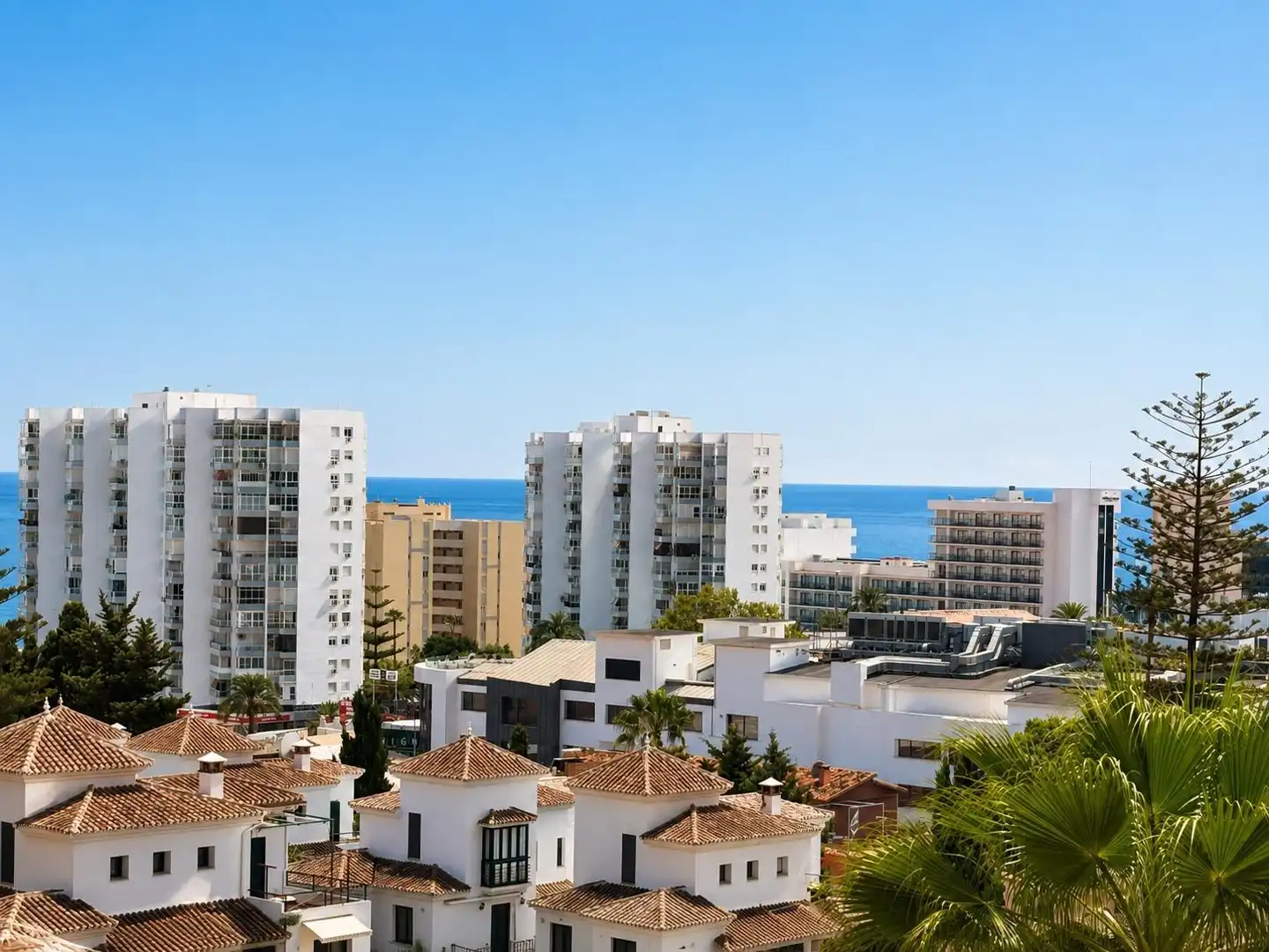 Vista exterior de Estudio de alquiler en Benalmádena con Amueblado, Balcón y Piscina comunitaria
