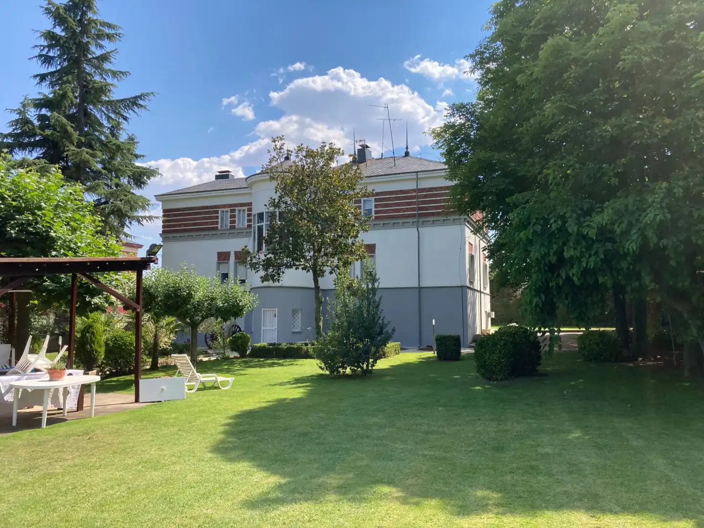 Vista exterior de Casa o chalet en venta en León Capital  con Calefacción, Jardín privado y Horno