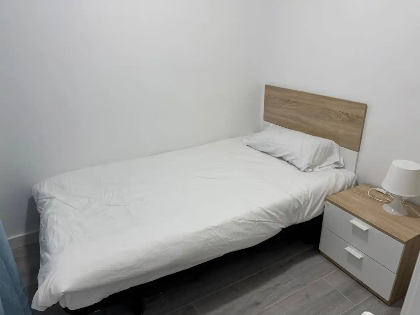 Dormitori de Apartament de lloguer en Madrid amb Aire condicionat, Calefacció i Moblat