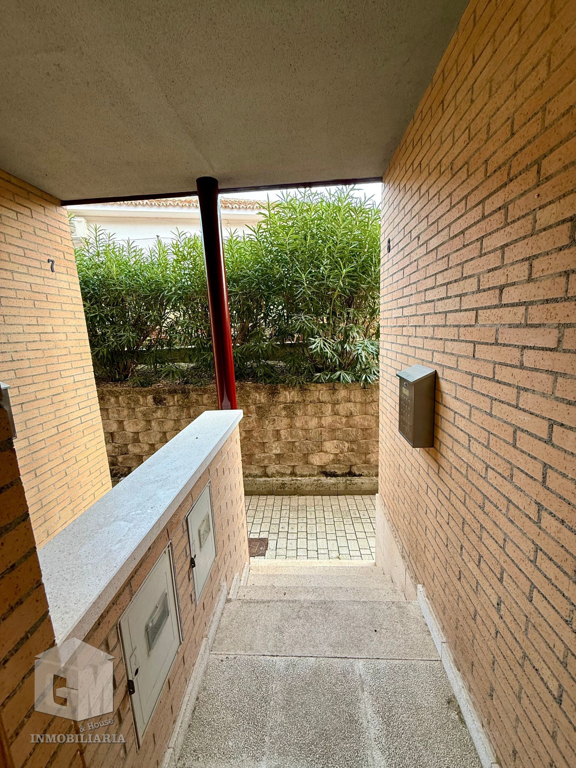 Vista exterior de Casa adosada en venda en Casarrubios del Monte amb Aire condicionat, Calefacció i Jardí privat