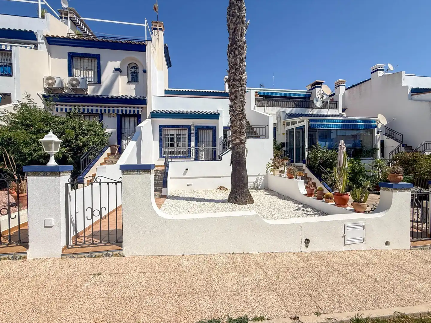 Vista exterior de Casa adosada en venda en Orihuela amb Jardí privat, Terrassa i Moblat
