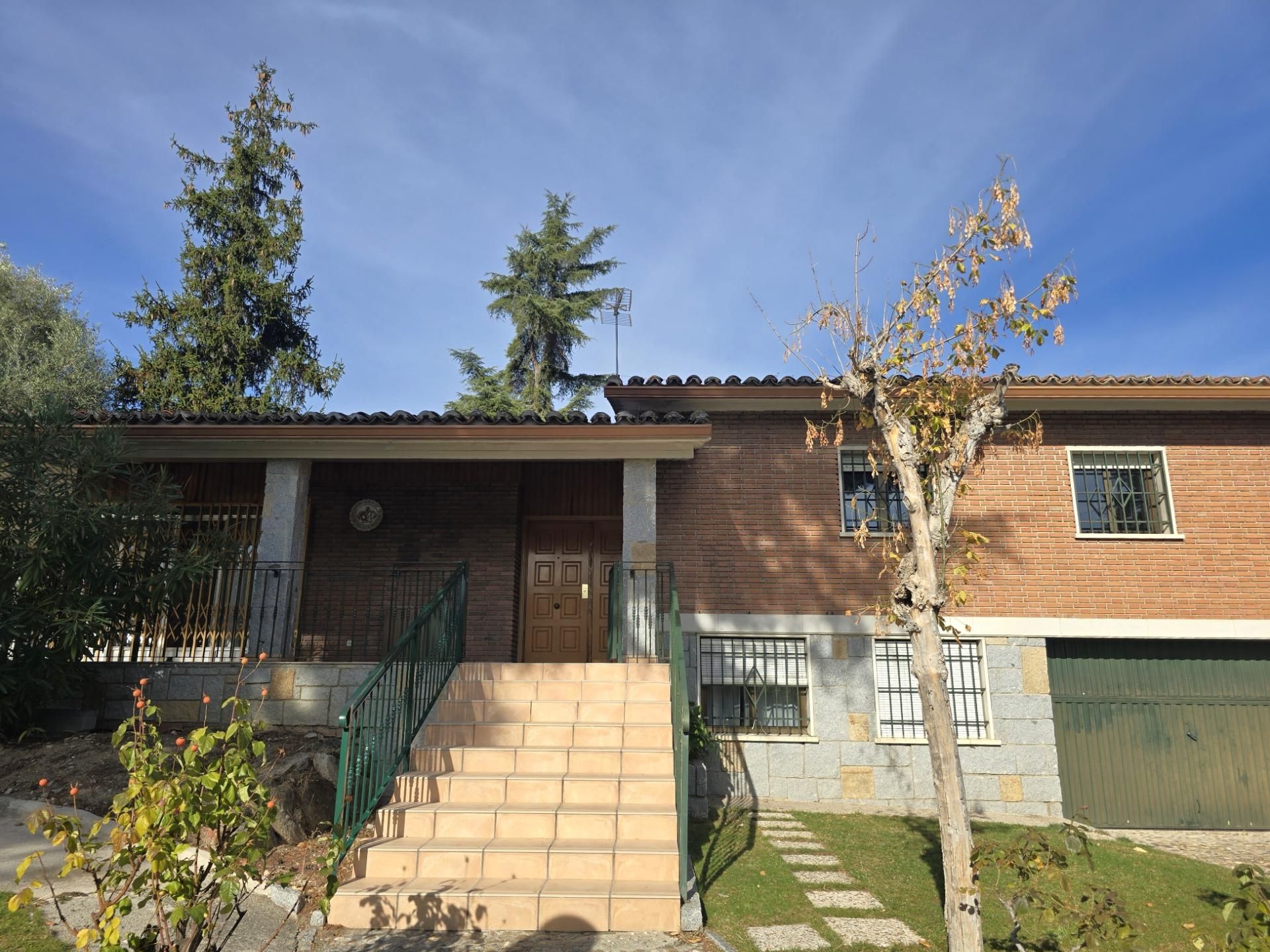 Vista exterior de Casa o chalet en venta en Majadahonda con Calefacción, Jardín privado y Terraza