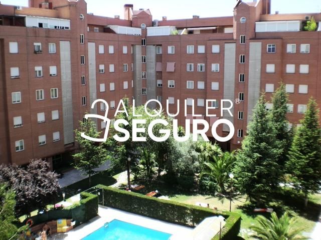Vista exterior de Pis de lloguer en Tres Cantos amb Calefacció i Piscina