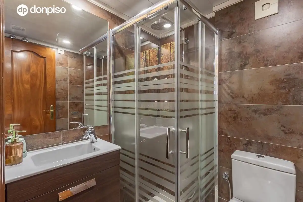 Bany de Pis en venda en Granada amb Aire condicionat, Calefacció i Piscina comunitària
