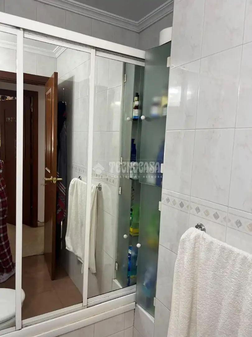 Bathroom of Flat for sale in Sevilla  with Air Conditioner, Heating and Storage room