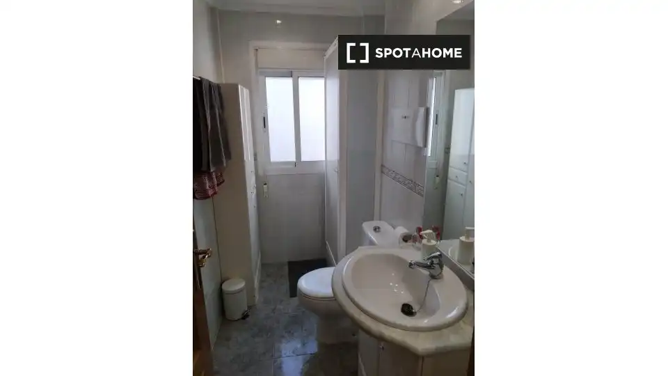 Bathroom of Flat for share in Zaragoza  with Air Conditioner, Heating and Furnished