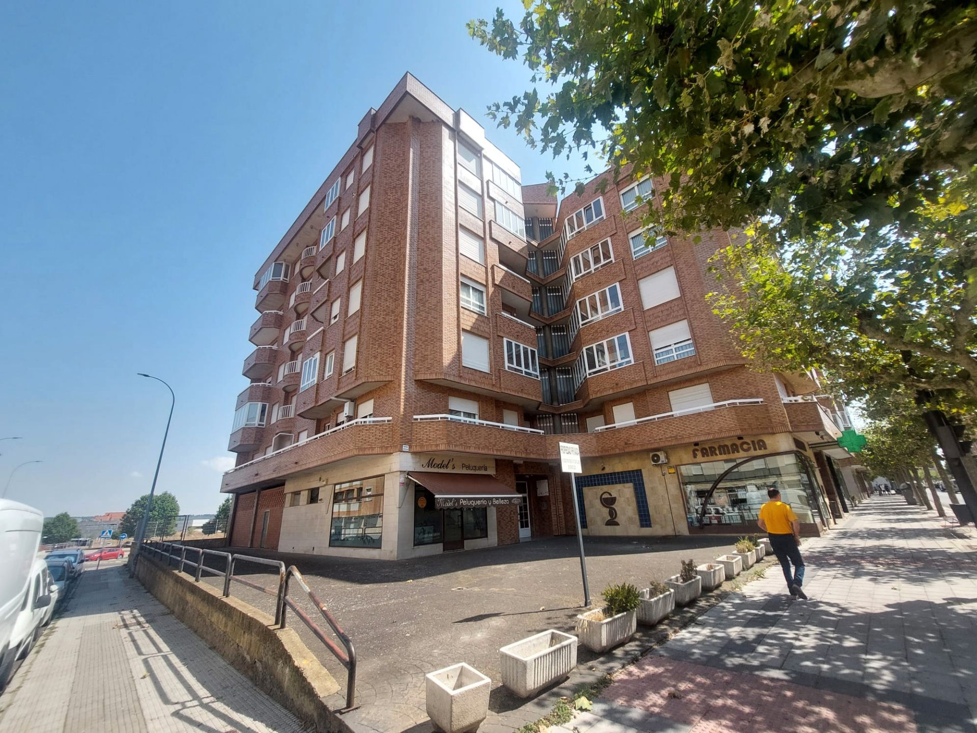 Vista exterior de Pis en venda en León Capital  amb Calefacció, Terrassa i Traster