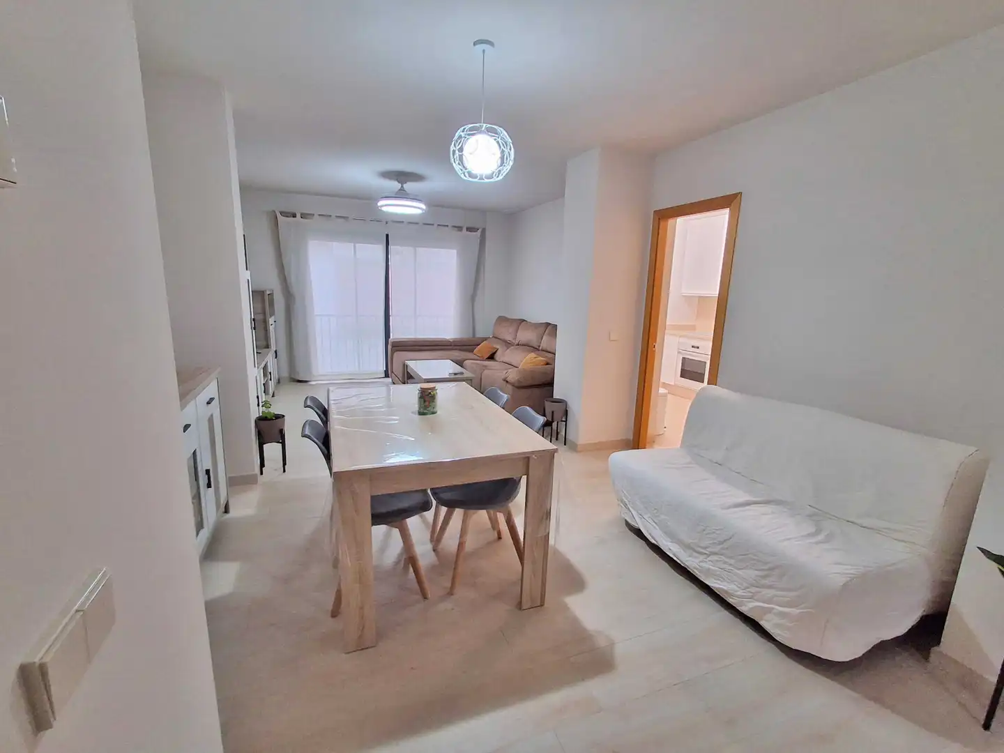 Sala d'estar de Pis en venda en Estepona amb Moblat, Balcó i Alarma