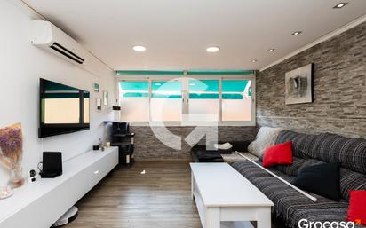 Living room of Flat for sale in  Barcelona Capital  with Air Conditioner, Furnished and Oven