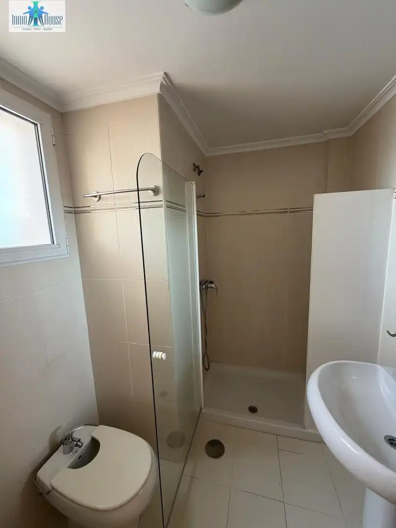 Badezimmer von Wohnung zur Miete in Albacete mit Klimaanlage, Heizung und Parkett