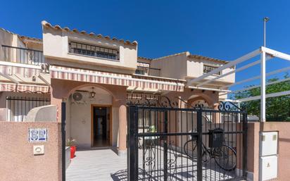 Vista exterior de Casa adosada en venda en Los Alcázares amb Aire condicionat, Calefacció i Jardí privat