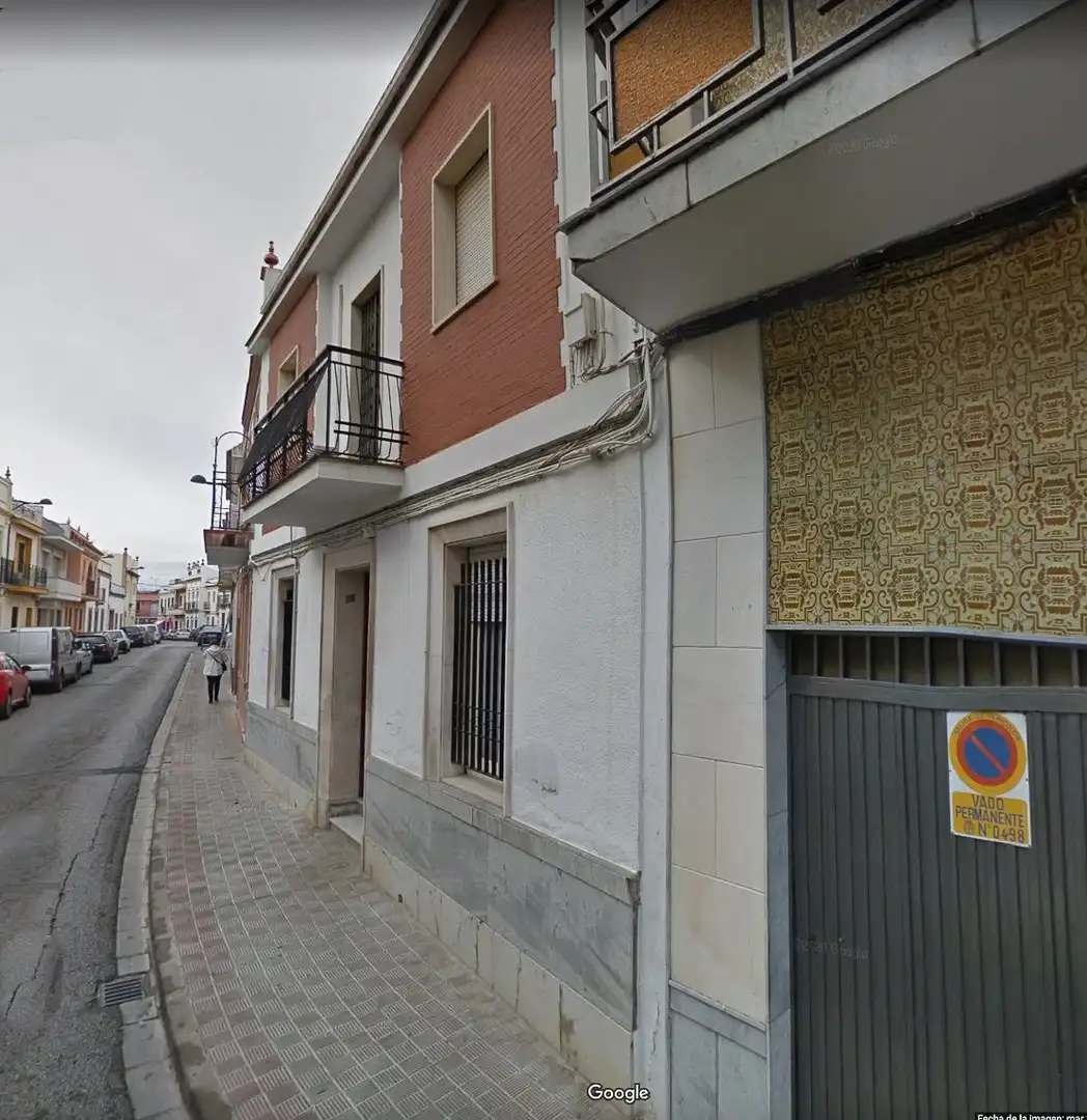 Vista exterior de Casa adosada en venda en Dos Hermanas amb Piscina