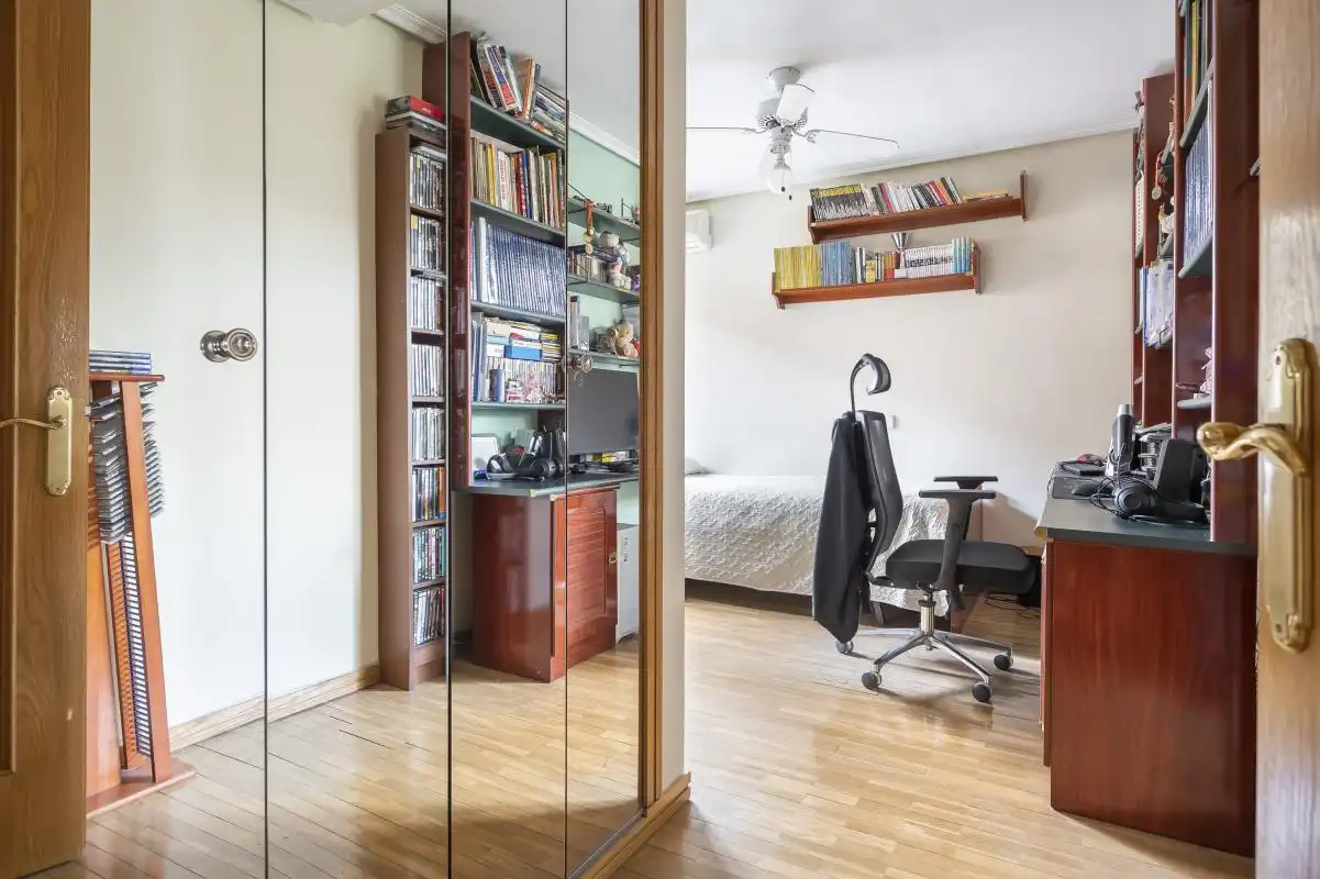 Habitación de Casa adosada en venta en Madrid con Aire acondicionado, Calefacción y Jardín privado
