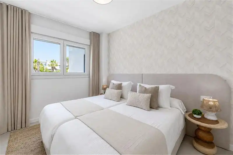 Habitación de Apartamento de alquiler en Estepona con Aire acondicionado, Calefacción y Terraza