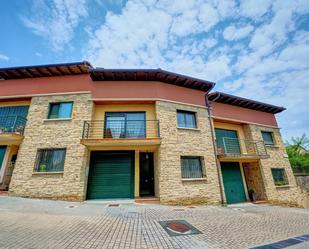 Vista exterior de Casa o xalet en venda en Aranguren amb Calefacció, Parquet i Terrassa