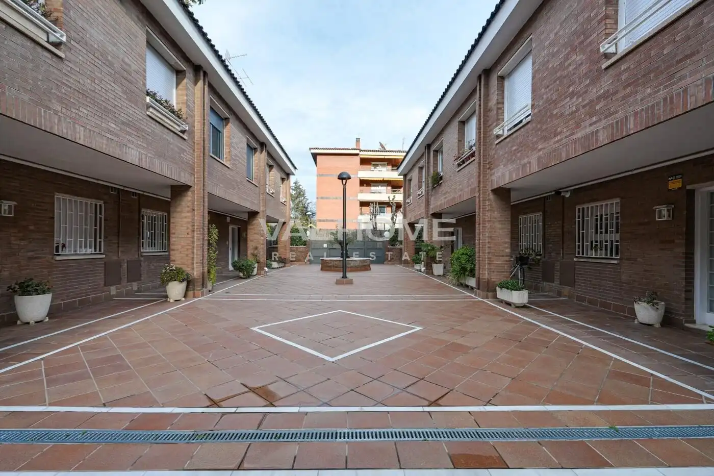 Außenansicht von Einfamilien-Reihenhaus zum Verkauf in Sant Cugat del Vallès mit Heizung, Privatgarten und Parkett