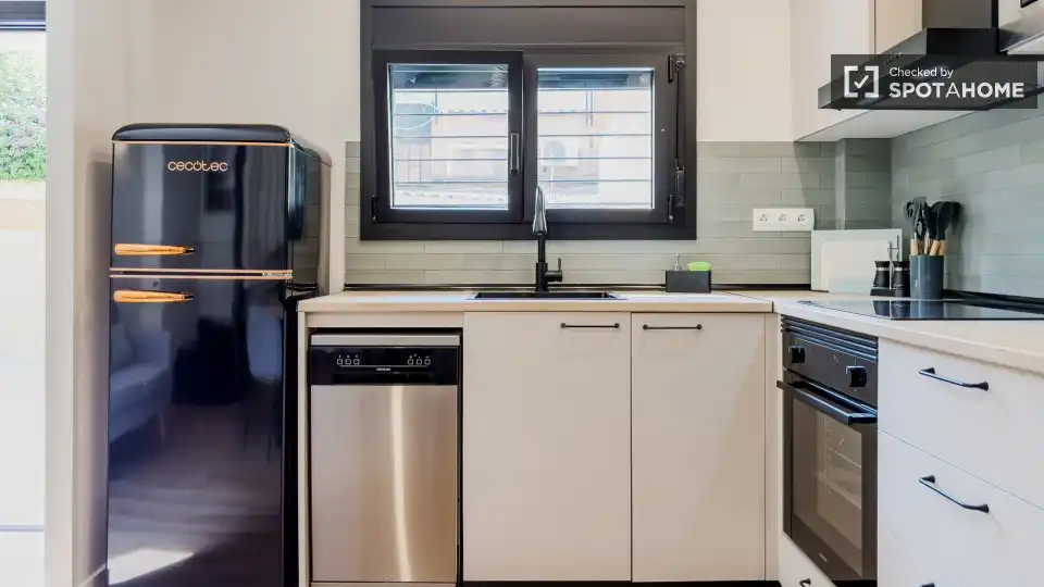 Cuina de Apartament per a compartir en L'Hospitalet de Llobregat amb Aire condicionat, Terrassa i Moblat