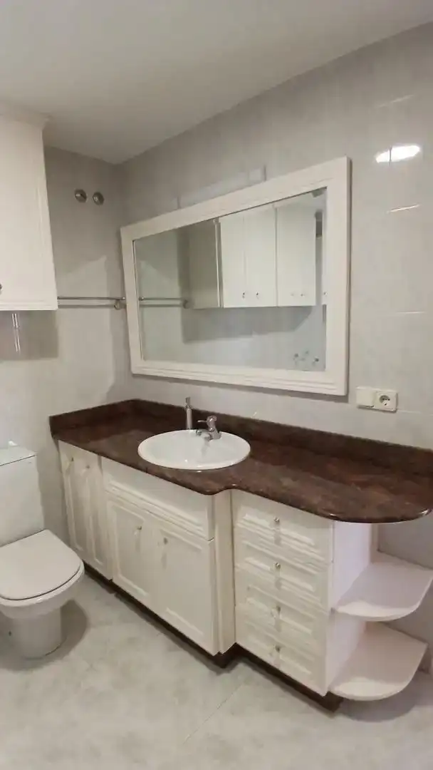 Badezimmer von Wohnung zur Miete in Sanxenxo mit Möbliert