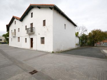 House with balcony for sale in Oriamendi Pasealekua