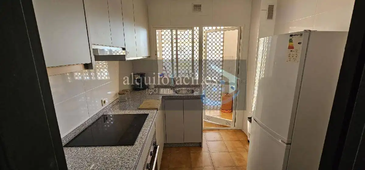 Cuina de Pis de lloguer en Fuengirola amb Aire condicionat, Calefacció i Terrassa