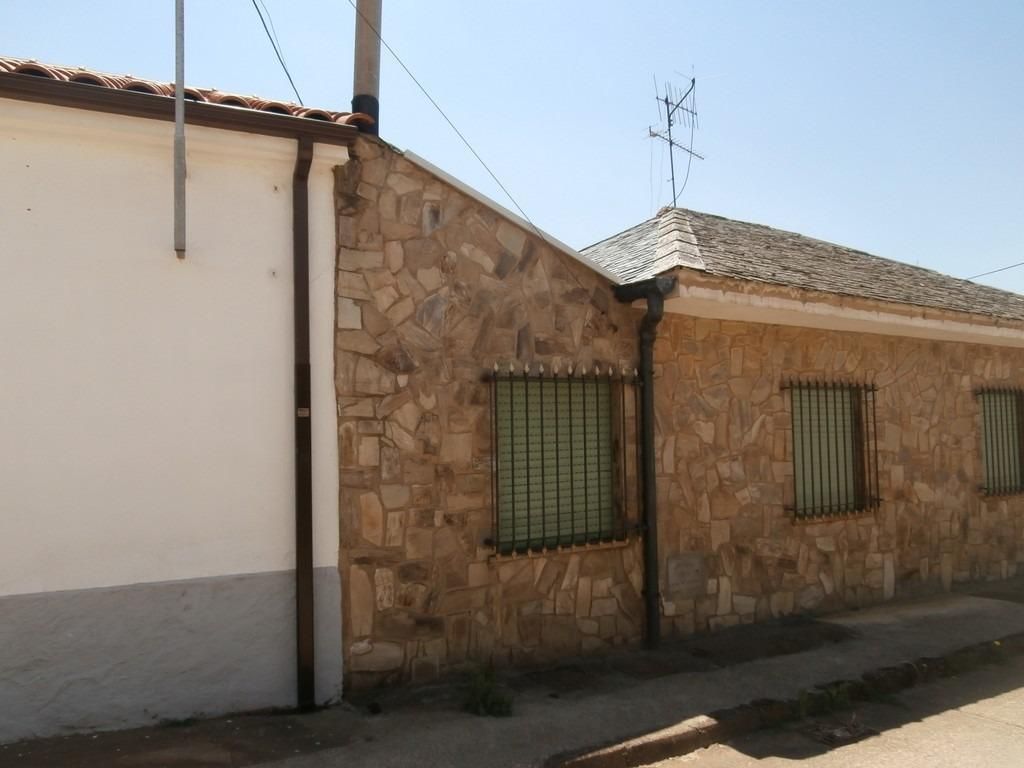 Vista exterior de Casa adosada en venda en Villamejil amb Jardí privat
