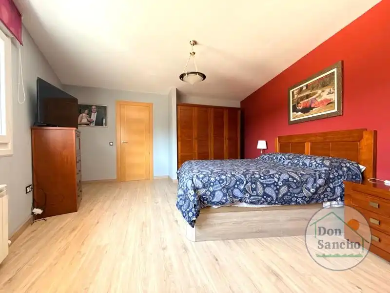 Habitación de Casa adosada en venta en Santovenia de Pisuerga con Calefacción y Terraza