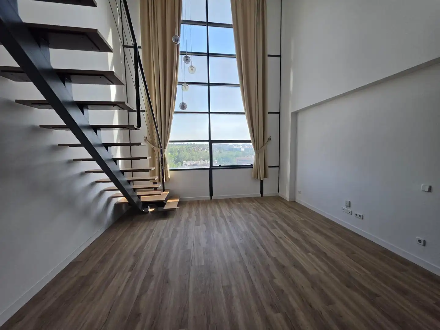 Sala d'estar de Dúplex de lloguer en San Sebastián de los Reyes amb Aire condicionat, Calefacció i Piscina comunitària