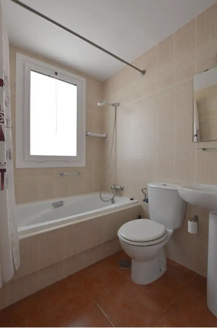 Badezimmer von Wohnung zur Miete in La Algaba mit Klimaanlage, Terrasse und Schwimmbad