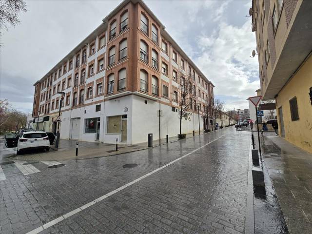 Local comercial en Venta en Alameda en Baza