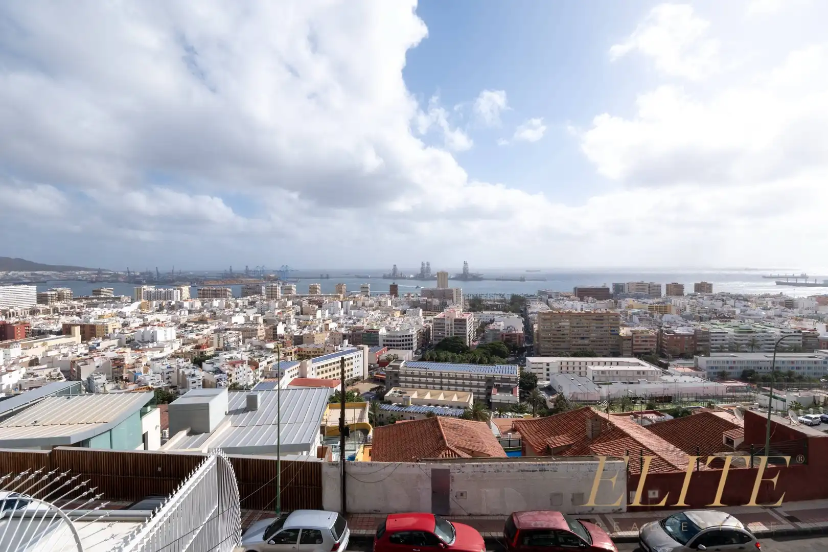 Vista exterior de Casa o xalet en venda en Las Palmas de Gran Canaria amb Terrassa, Piscina i Moblat
