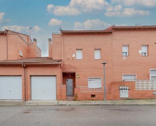 Vista exterior de Casa adosada en venda en Chozas de Canales