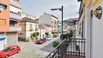 Vista exterior de Casa adosada en venda en Pinos Puente amb Calefacció, Terrassa i Balcó