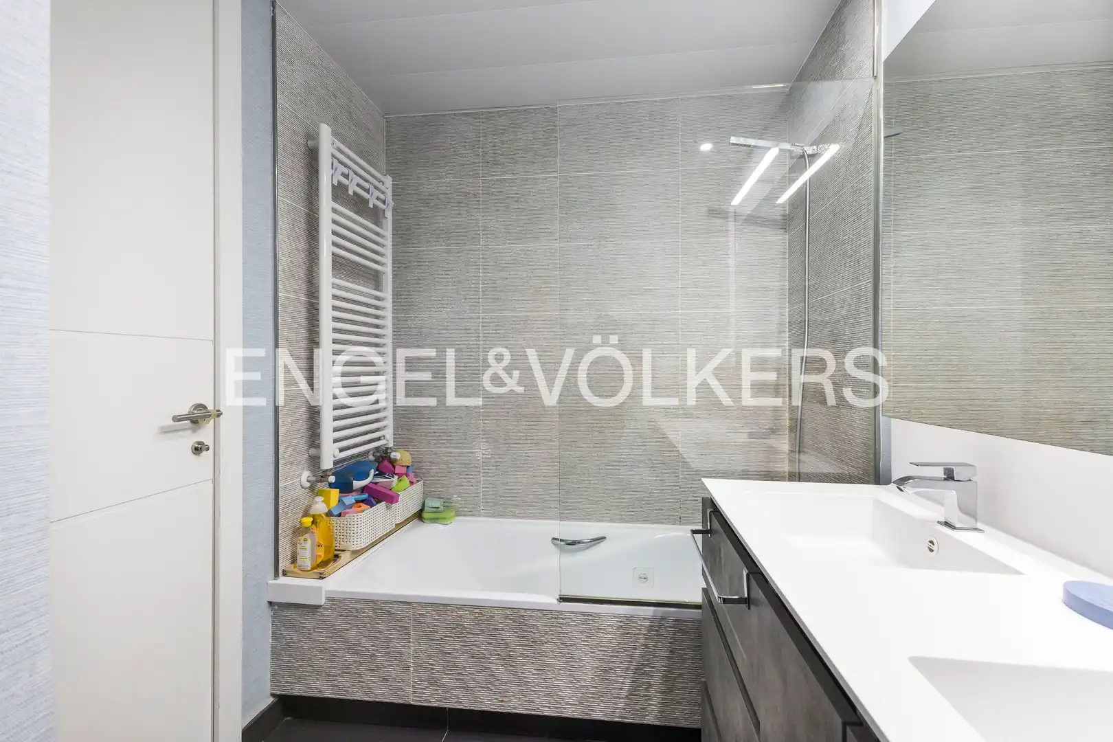Baño de Apartamento en venta en Pozuelo de Alarcón con Aire acondicionado, Calefacción y Jardín privado